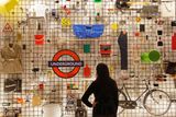 Vstup do stálé expozice lemuje zeď s 250 předměty, které muzeu doporučili někteří z více než tří milionů příznivců na Twitteru. Je tu vše od bicyklů přes židle, džíny, tenisky či tašky až po logo londýnského metra.