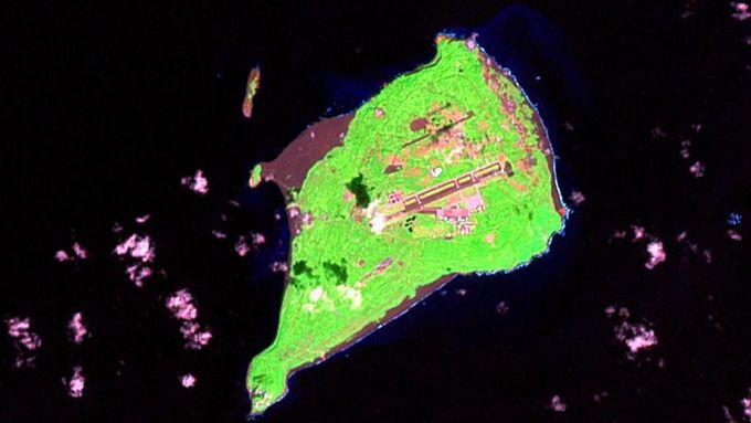 Satelitní snímek tichomořského ostrůvku Iwodžima, respektive Iwoto