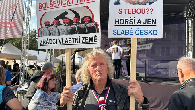 Aktuálně.cz zachytilo atmosféru demonstrace Milionu chvilek a zároveň se účastníků ptalo, proč se obávají vlády hnutí ANO, SPD a koalice Stačilo!