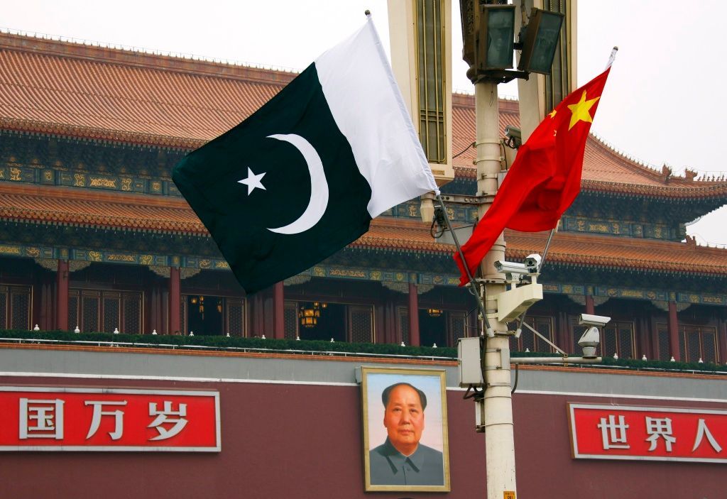 Sttání vlajky Pákistánu a Číny