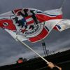 Nad brněnským stadionem za Lužánkami vztyčili fanoušci opět hrdě vlajku "Zbrojováků".