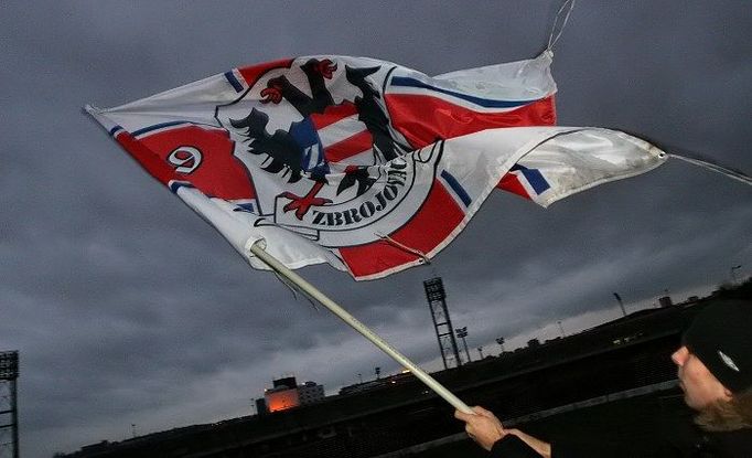 Nad brněnským stadionem za Lužánkami vztyčili fanoušci opět hrdě vlajku "Zbrojováků".