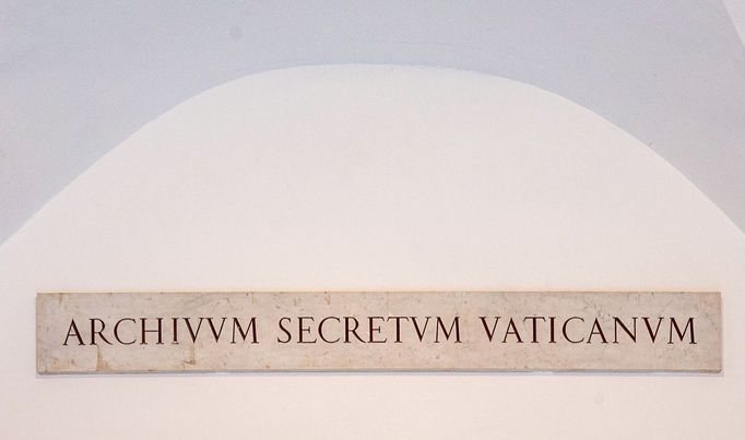 Mramorová deska s nápisem "Vatikánský tajný archiv" u zadního vchodu do Vatikánského apoštolského archivu.