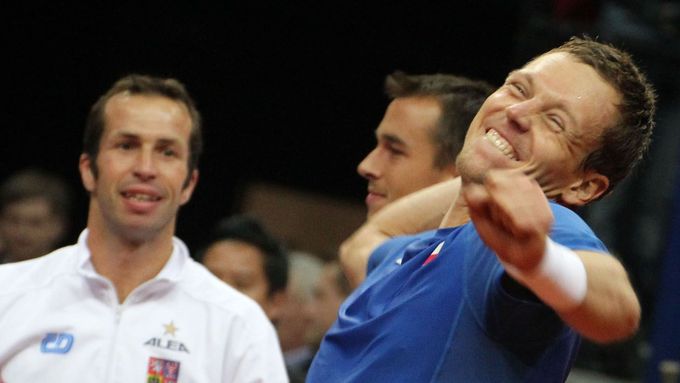 Takhle se Tomáš Berdych loni radoval, když ve čtvrtfinále Davis Cupu proti Srbsku zajistil českému týmu třemi body postup. Před letošním finále v Bělehradu přiznal, že znovu uspět bude i kvůli fanatickým srbským fanouškům těžší.
