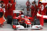 Tým Ferrari vysílá ze svého boxu do boje Fernanda Alonsa.