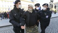 Policie v týdnu avizovala, že bude na ohlášených demonstracích kontrolovat dodržování pravidel, která jsou omezena kvůli šíření koronaviru. Zaměřit se chtěla mimo jiné na to, zda je účastníků protestů povolený počet, jsou jen z okresu, kde se akce koná, a mají předepsanou ochranu nosu a úst.