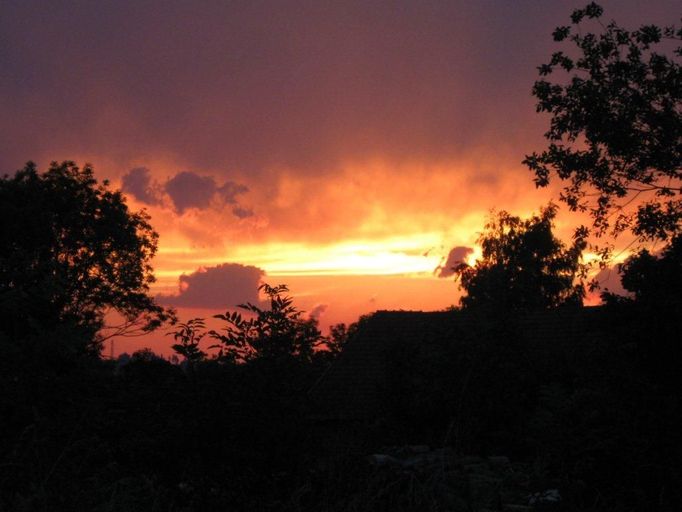 "fotografie pořízené 18.6.2012 při západu slunce v Třebovicích u České Třebové"