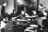 Generál Augusto Pinochet (uprostřed) s vojenským štábem okamžitě vytvořil vládní juntu, do jejíhož čela se postavil. Pozastavil platnost ústavy, rozpustil parlament a pozastavil činnost politických stran.