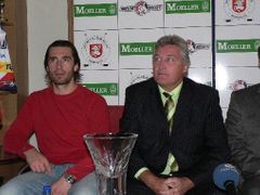 Kapitán hokejových Pardubic Miroslav Hlinka (vlevo) a trenér Miloš Říha na předsezonní tiskové konferenci.
