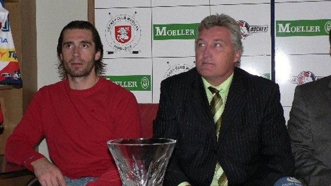 Kapitán hokejových Pardubic Miroslav Hlinka (vlevo) a trenér Miloš Říha na předsezonní tiskové konferenci.