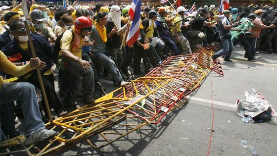 Obrazem: Bangkokské ulice zahalil slzný plyn