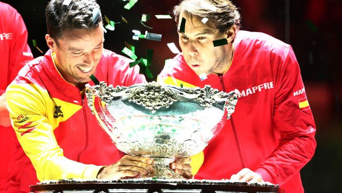Rafael Nadal (vpravo) s Davis Cupem