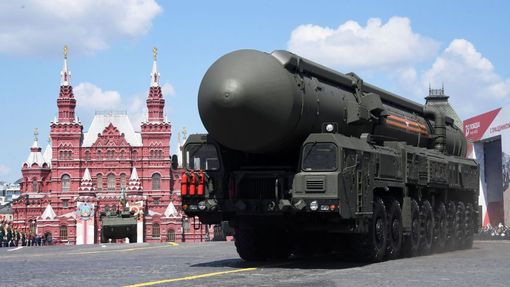 Mezikontinentální raketa Jars při přehlídce na Rudém náměstí v Moskvě.