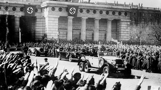Anšlus na černobílých fotkách: Jako první padlo Rakousko, Hitlera vítaly nadšené davy
