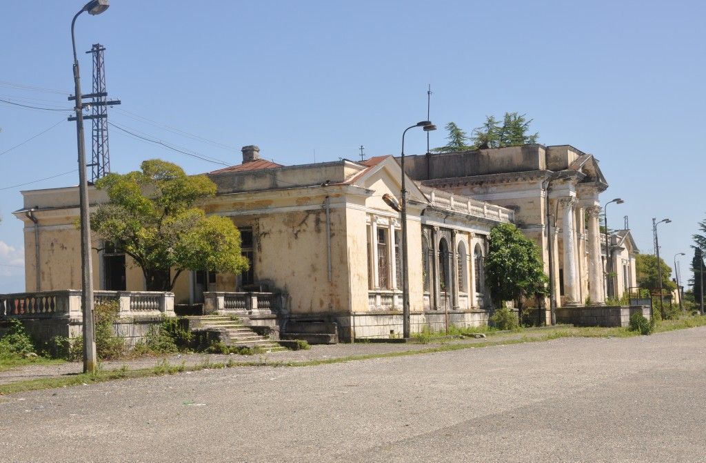 Abcházie - nádraží v Očamčiře