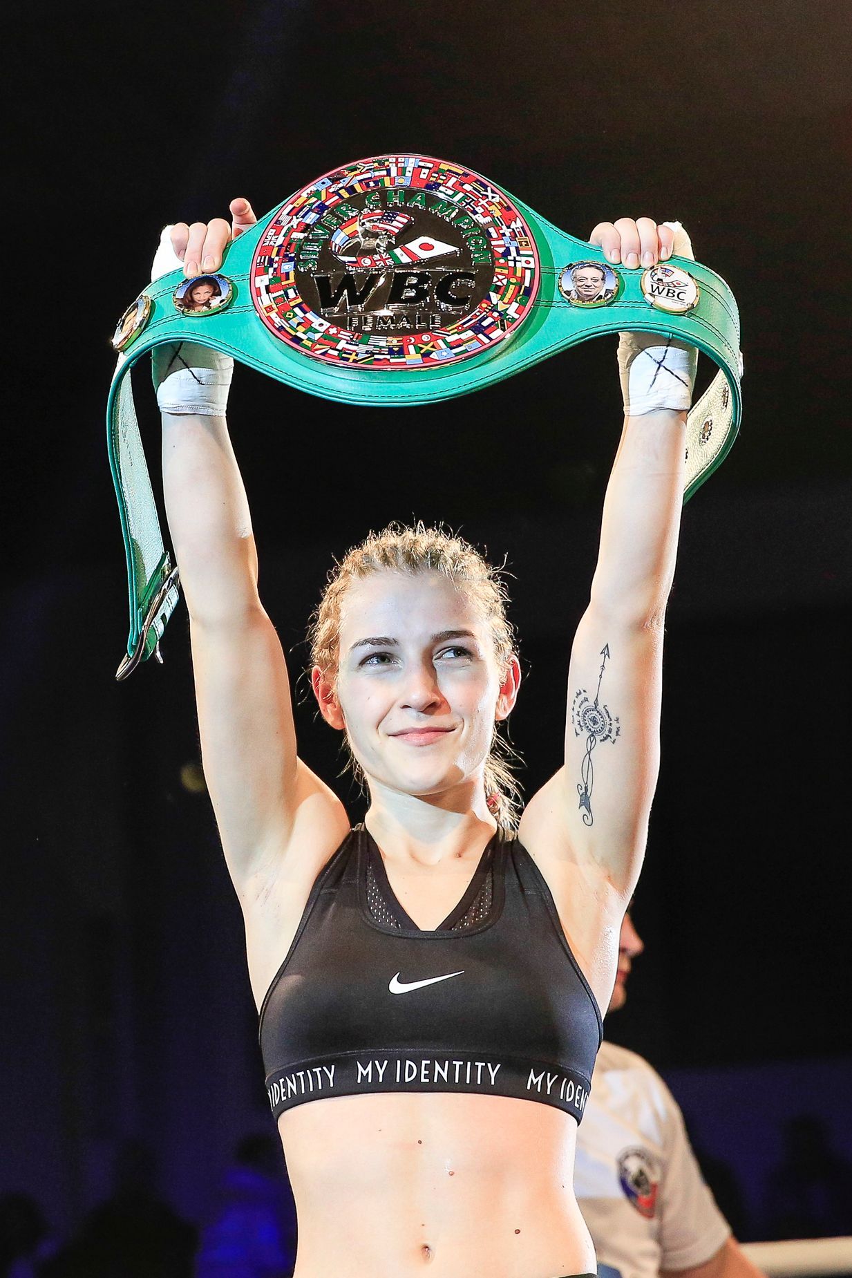 Fabiana Bytyqi v boji o stříbrný pás WBC