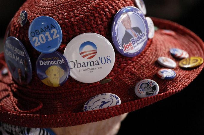 A convention-goer stands on the convention floor on the first day of the Democratic National Convention in Charlotte, North Carolina, September 4, 2012. REUTERS/Jonathan Ernst (UNITED STATES - Tags: POLITICS ELECTIONS) Published: Zář. 4, 2012, 9:46 odp.