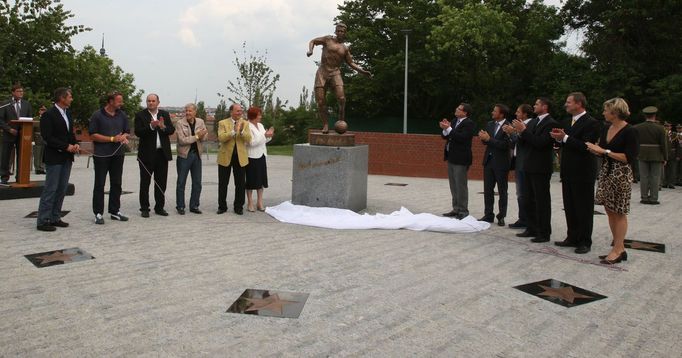 Slavnost k příležitosti odhalení sochy Josefa Masopusta v pražském parku Juliska.