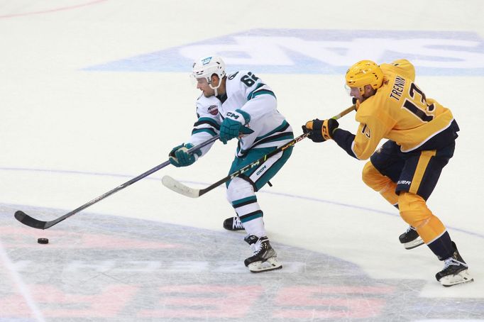 NHL v Praze: Nashville Predators vs. San José Sharks, Kevin Labanc a Jakov Trenin