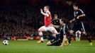 Fotbal, Liga mistrů Arsenal - Bayern: Jack Wilshere -  Daniel van Buyten