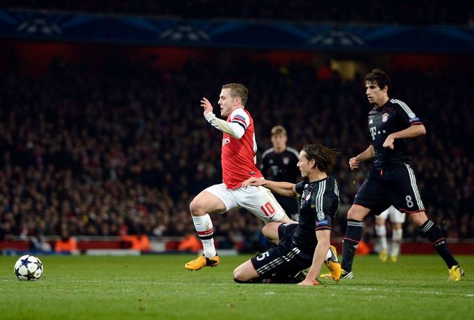 Fotbal, Liga mistrů Arsenal - Bayern: Jack Wilshere -  Daniel van Buyten