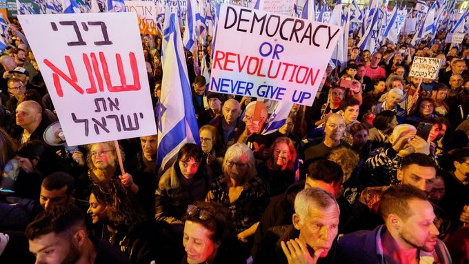 Desetitisíce lidí protestovaly v Tel Avivu proti soudní reformě.