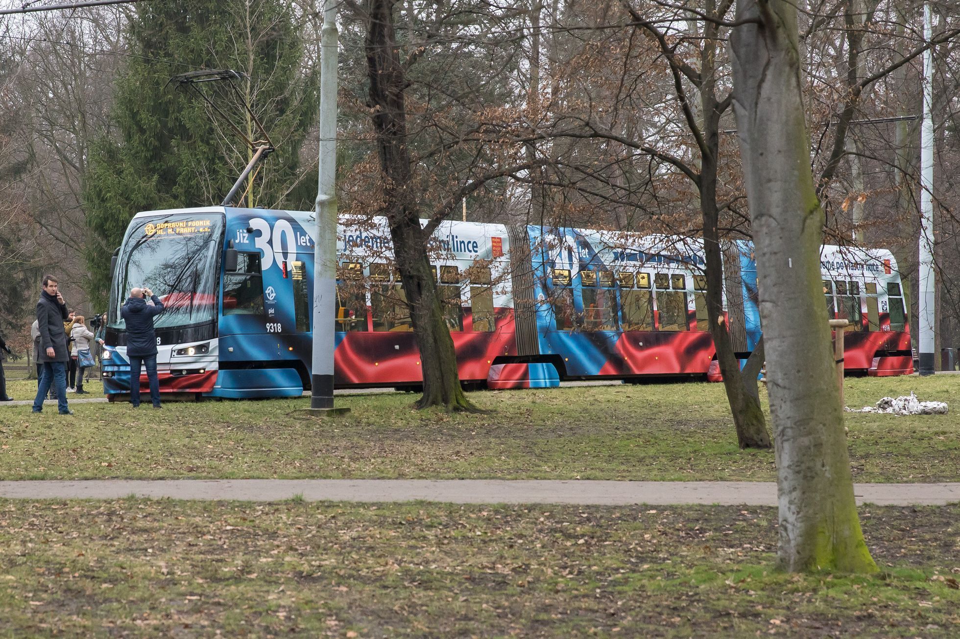 Vyzdobená tramvaj k třicátému výročí zvolení Václava Havla prezidentem