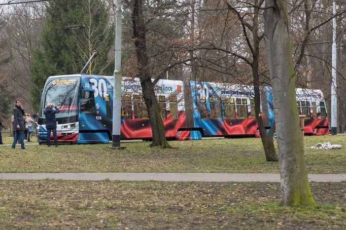 Vyzdobená tramvaj k třicátému výročí zvolení Václava Havla prezidentem.