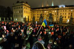 Proti Zemanovi opět protestují lidé, sešli se před Hradem