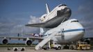 Workers pose for a photograph on the wing of NASA's Shuttle Carrier Aircraft, (SCA) with the space shuttle Endeavour mated on top, at the Kennedy Space Center, Shuttle Landing Facility in Cape Canaveral, Florida in this NASA handout September 18, 2012. The SCA, a modified 747 jetliner, will fly Endeavour to Los Angeles where it will be placed on public display at the California Science Center. This is the final ferry flight scheduled in the Space Shuttle Program era. REUTERS/NASA/Bill Ingalls/Handout (UNITED STATES - Tags: SCIENCE TECHNOLOGY) FOR EDITORIAL USE ONLY. NOT FOR SALE FOR MARKETING OR ADVERTISING CAMPAIGNS. THIS IMAGE HAS BEEN SUPPLIED BY A THIRD PARTY. IT IS DISTRIBUTED, EXACTLY AS RECEIVED BY REUTERS, AS A SERVICE TO CLIENTS Published: Zář. 18, 2012, 10:54 odp.