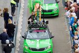 V karavaně, která jede před pelotonem, má samozřejmě silné zastoupení česká automobilka Škoda, která Tour de France poskytuje své vozy.