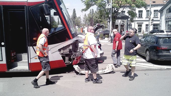 Záběr z dopravní nehody tramvaje a osobního vozu, ke které došlo krátce před 13h dne 31. 5. 2019 na křižovatce ulic Šaldová a Sokolovská v pražském Karlíně.