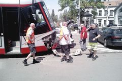 V pražském Karlíně se srazila tramvaj s autem, při nehodě se nikdo nezranil