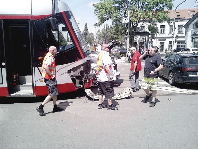 Záběr z dopravní nehody tramvaje a osobního vozu, ke které došlo krátce před 13h dne 31. 5. 2019 na křižovatce ulic Šaldová a Sokolovská v pražském Karlíně.