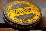 Robert Chesebrough jedl každý den lžičku svého vynálezu, vazelíny. Proces výroby této látky si nechal patentovat v roce 1872. Tvrdil, že ji každý den požívá a hojící účinky vazelíny demonstroval sám na sobě, když se pálil kyselinou. Dožil se 96 let.