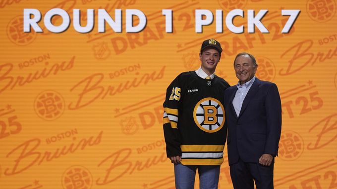 James Hagens pózuje se šéfem NHL Garym Bettmanem na draftu 2025.