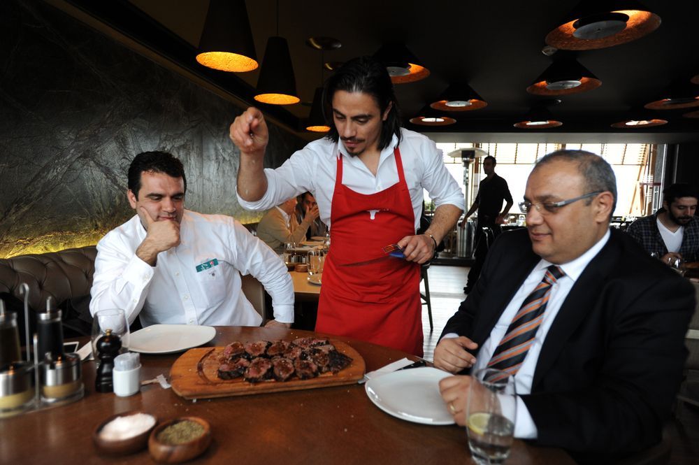 Známý turecký kuchař Nusret Gökçe zvaný Salt Bae.