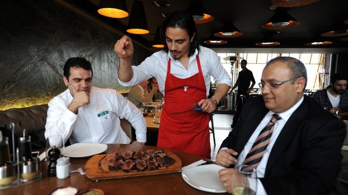 Známý turecký kuchař Nusret Gökçe zvaný Salt Bae.