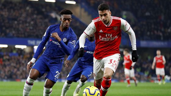 Anglická Premier League 2019/20, Chelsea - Arsenal: Gabriel Martinelli (v červeném) a Callum Hudson-Odoi