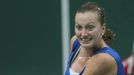 Česká tenistka Petra Kvitová v utkání Fed Cupu 2012 proti Srbce Aně Ivanovičové.