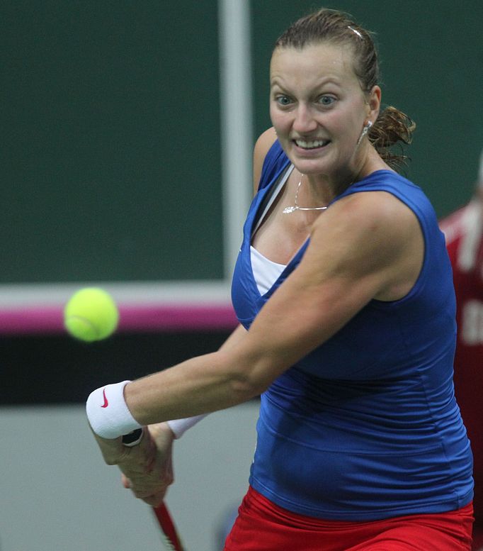 Česká tenistka Petra Kvitová v utkání Fed Cupu 2012 proti Srbce Aně Ivanovičové.