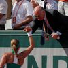 Kristina Mladenovicová a prezident Francouzské tenisové federace Bernard Giudicelli na French Open 2017