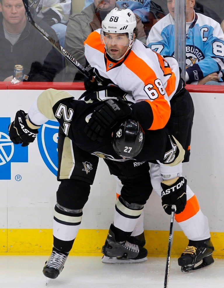 Český hokejista Jaromír Jágr z Philadelphia Flyers bojuje s hráčem Pittsburghu Penguins v utkání NHL.