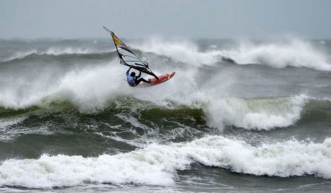 Surfař soutěží ve velkém větru o síle 25-30 uzlů a na vlnách vysokých 2,5 až 4 metry během závodu Cold Hawai PWA World Cup, blízko vesnice Klitmoeller.