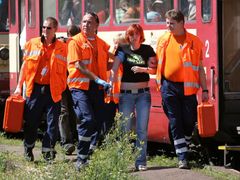 Záchranáři na místě ošetřili patnáct lehce zraněných cestujících z rychlíku. Pět z nich bylo převezeno do benešovské nemocnice, po ošetření propuštěno.
