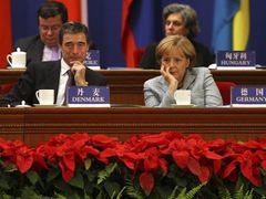 Angela Merkelová na mítinku ASEM v Pekingu slíbila Alexandru Vondrovi, že eurozóna zůstane v rámci EU nadále jen neformálním uskupením