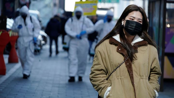 Zvykněte si, karanténa potrvá, vzkazuje Asie. Bude se vracet v několika vlnách