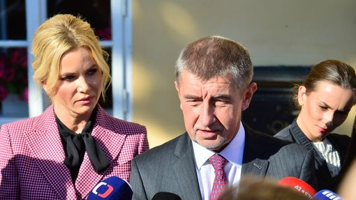 Andrej Babiš s manželkou Monikou před volební místností v Průhonicích. 5. 10. 2018.