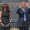 Trump sledoval zatmění Slunce z Bílého domu, zapomněl si ale brýle