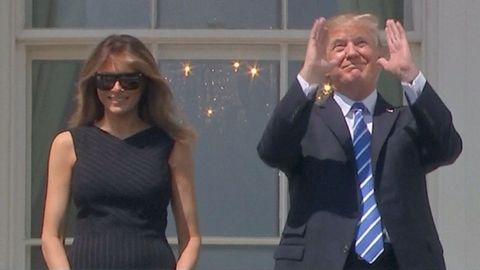 Trump sledoval zatmění Slunce z Bílého domu, zapomněl si ale brýle